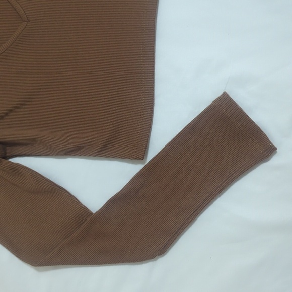 Princess Polly Ribbed V-Neck Long Sleeve Crop Top, Color Brown Size 6 - Picture 4 of 12